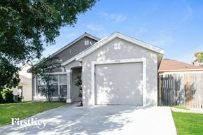 Davenport house for rent - a gray house with a white garage door