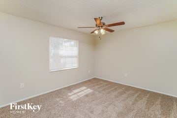 Lakeland house for rent - the spacious living room with ceiling fan and carpet