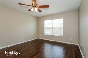Green Cove Springs house for rent - the spacious living room with hardwood flooring and a ceiling fan