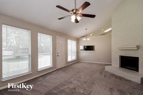 Spring house for rent - A spacious living room with a fireplace and a ceiling fan.