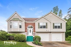 Powder Springs house for rent - a house with a white door and a green garage door