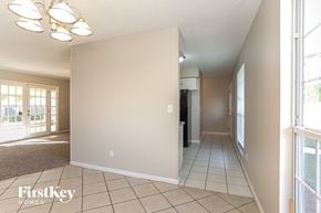 Jacksonville house for rent - a view of the living room and hallway from the dining room