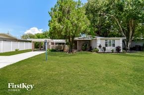 Bradenton house for rent - A white house with a green lawn in front of it.