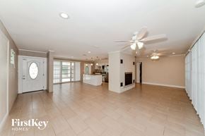 Bradenton house for rent - A spacious living room with a ceiling fan and lighting.