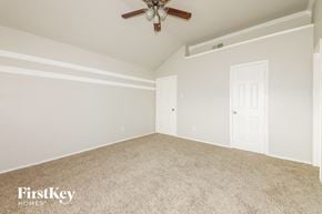 Garland house for rent - the living room of a home with a ceiling fan
