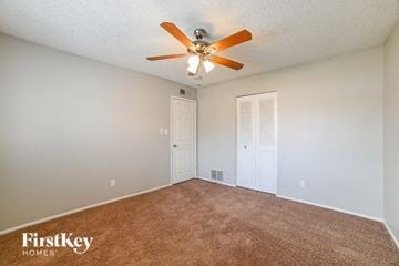 Phoenix house for rent - the spacious living room with ceiling fan and carpet