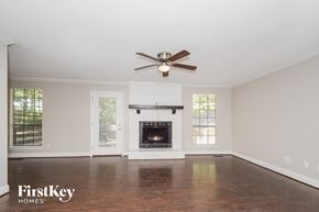 Helena house for rent - A spacious living room with a fireplace and a ceiling fan.
