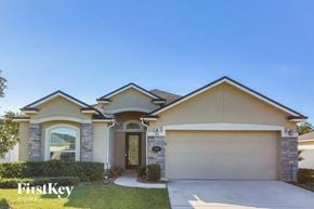 Middleburg house for rent - A house with a garage and a driveway is shown.
