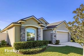Middleburg house for rent - A house with a stone pillar and a garage door.