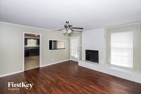 Memphis house for rent - an empty living room with wood flooring and a ceiling fan