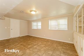 Kansas City house for rent - the dining room is clean and ready for guests to use