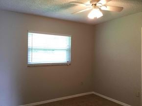 Lakeland house for rent - a living room with a window and a ceiling fan