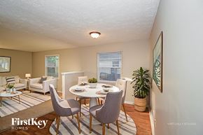 Indianapolis house for rent - A dining room with a white table and chairs.