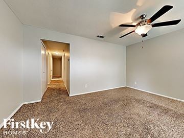 Dallas house for rent - the master bedroom is spacious and has a ceiling fan