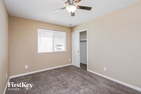 Tempe house for rent - a bedroom with carpet and a ceiling fan