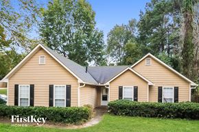 Alpharetta house for rent - the front of a house with a lawn and trees
