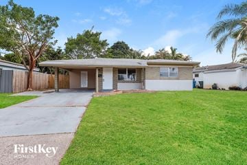 Oakland Park house for rent - a bungalow with a lawn and a house