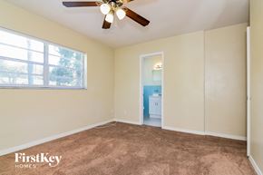 Tampa house for rent - the living room is clean and ready for the guests to use