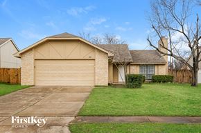 Grand Prairie house for rent - a home with a garage and a lawn