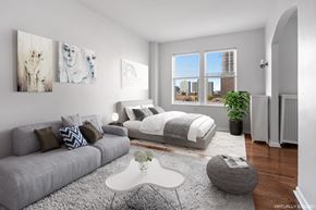 Chicago apartment for rent - a bedroom with a bed and a couch and a rug