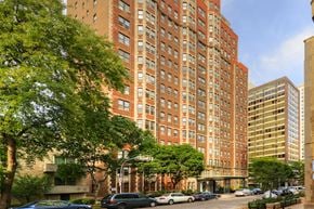 Chicago apartment for rent - a city street in front of a tall apartment building