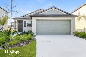 Wimauma house for rent - A house with a garage door that is numbered 5643.