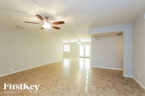 Tempe house for rent - A spacious room with a ceiling fan and tiled flooring.