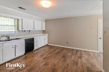 Memphis house for rent - the kitchen is clean and ready for us to use