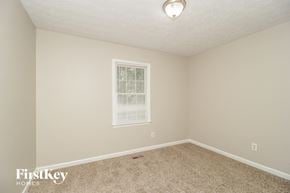 Dallas house for rent - a bedroom with beige carpet and a window