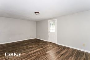Memphis house for rent - A room with wooden floors and a white door.