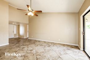 Glendale house for rent - the living room is clean and ready to use