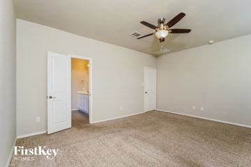 Bulverde house for rent - a living room with carpet and a ceiling fan