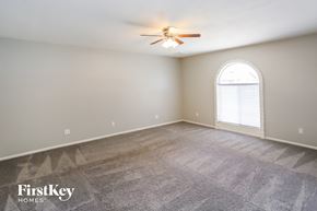Glendale house for rent - A room with a carpeted floor and a ceiling fan.