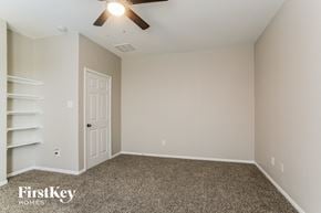 Baytown house for rent - the upstairs bedroom has a closet and a ceiling fan