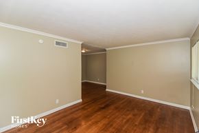 Memphis house for rent - a living room with wood floors and beige walls and a white ceiling