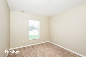 Auburndale house for rent - a spacious room with carpet and a window