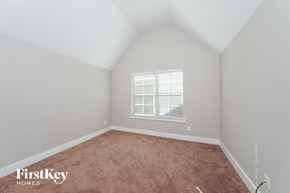 Birmingham house for rent - a bedroom with a carpet and a window