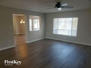 Maineville house for rent - A room with a ceiling fan and a window with blinds.