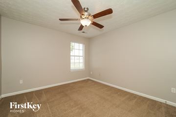 Atlanta house for rent - the spacious living room with ceiling fan and carpet