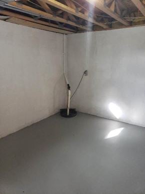 Galloway house for rent - a white room with a pipe in the corner