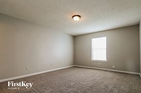 Memphis house for rent - the upstairs bedroom has carpet and a window