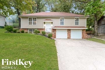 Parkville house for rent - 5905 NW Whispering Oaks Lane Parkville, MO 64152