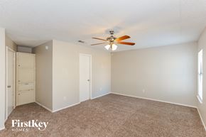 Arlington house for rent - a bedroom with carpet and a ceiling fan