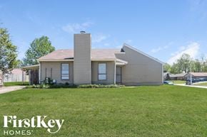 Memphis house for rent - a small house with a lawn in front of it