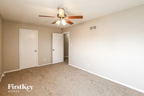 Grandview house for rent - A bedroom with a ceiling fan and two closets.