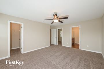 Rex house for rent - a living room with carpet and a ceiling fan