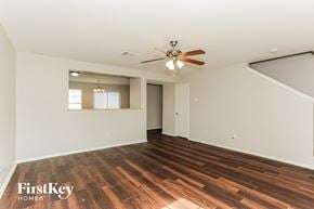 Dallas house for rent - A spacious room with wooden flooring and a ceiling fan.