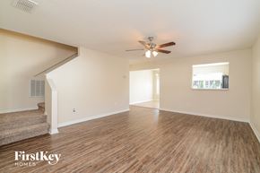 Lithia house for rent - A spacious room with wooden flooring and a ceiling fan.
