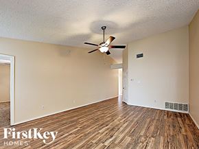 Arlington house for rent - a living room with wood flooring and a ceiling fan