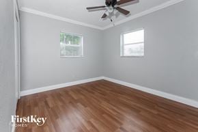 Sunrise house for rent - the living room with wood floors and a ceiling fan